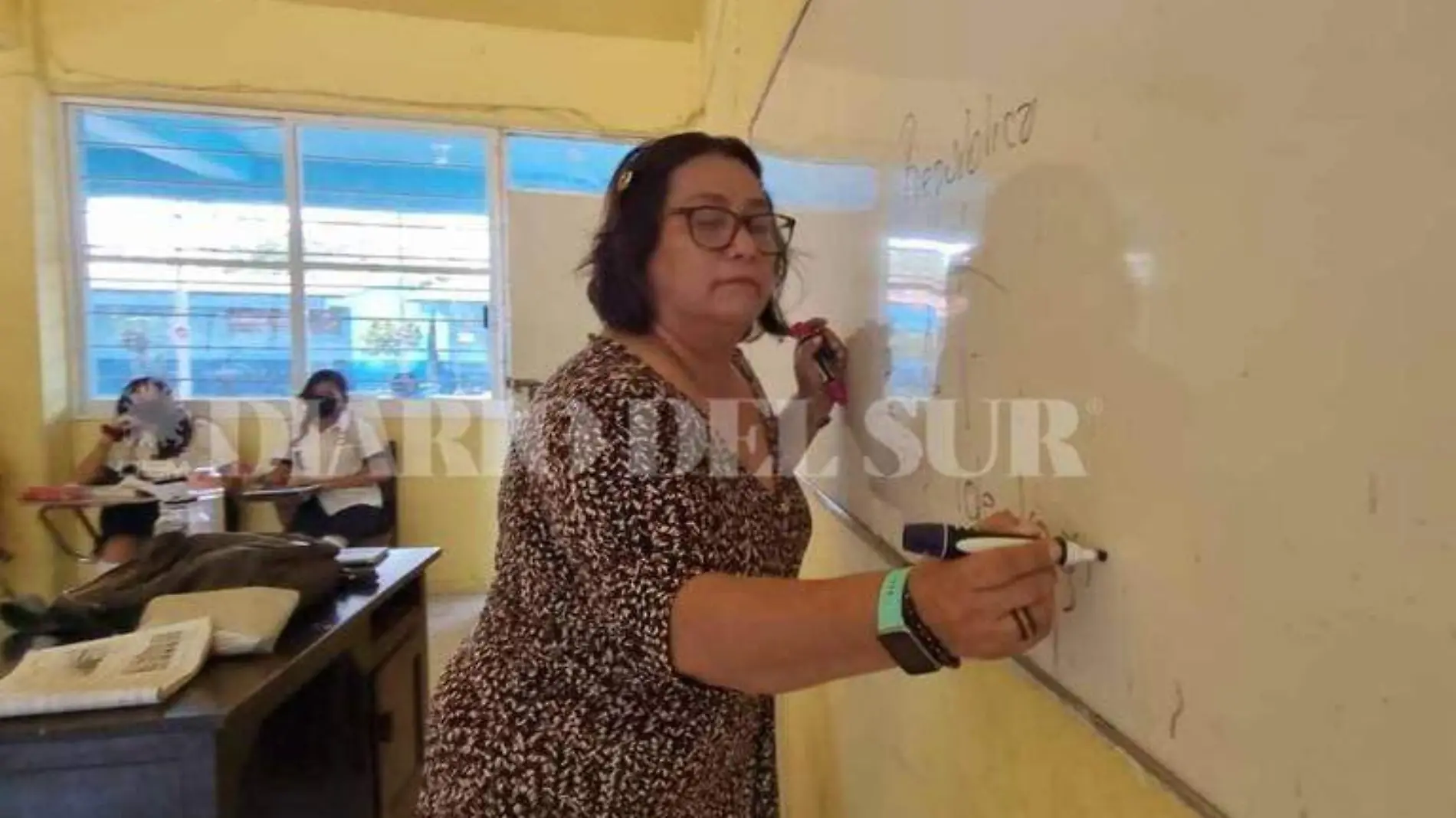 maestra escribiendo en el pizarron